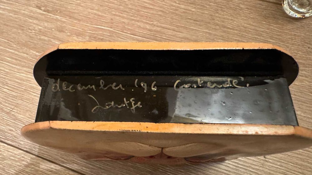 Винтидж Авторски салфетник– рисувано лаково дърво, подписан.