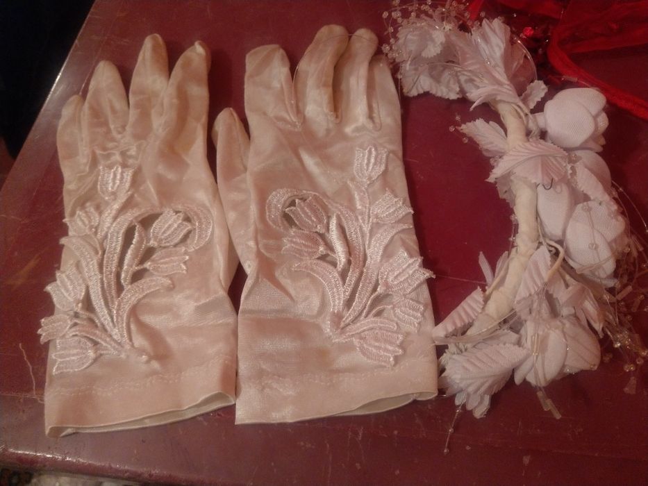 Перчатки и цветок свадебные