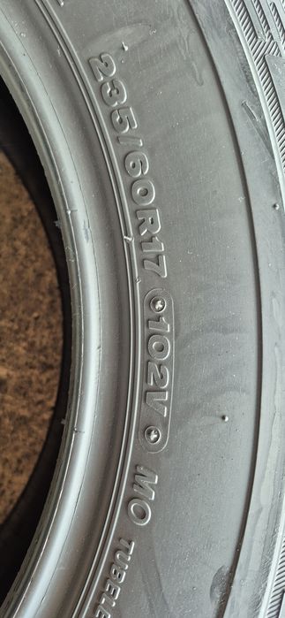 2 anvelope vara Bridgestone 235/60/17.Pretul este pe bucata.