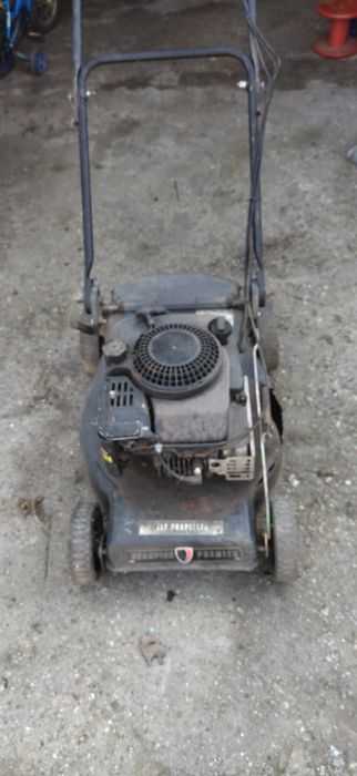 Продавам бензинова самоходна косачка идвигател