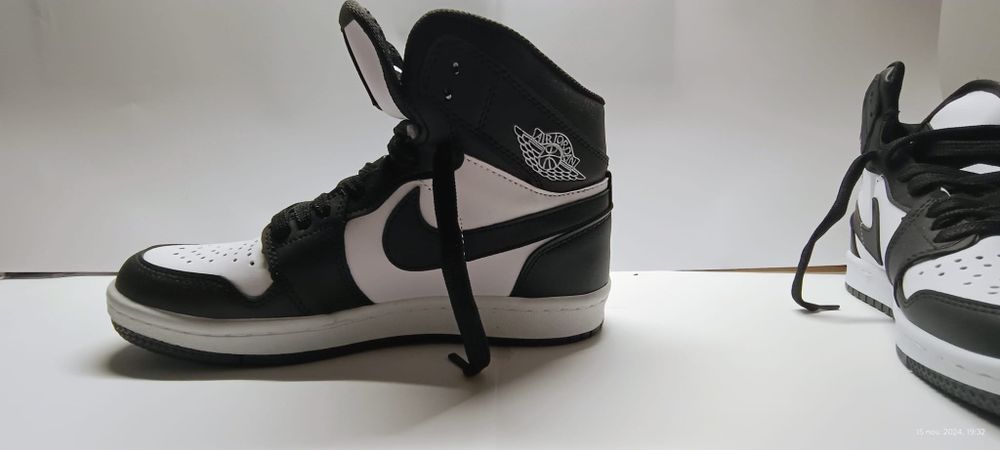 Adidasi New Balance;  Air Jordan