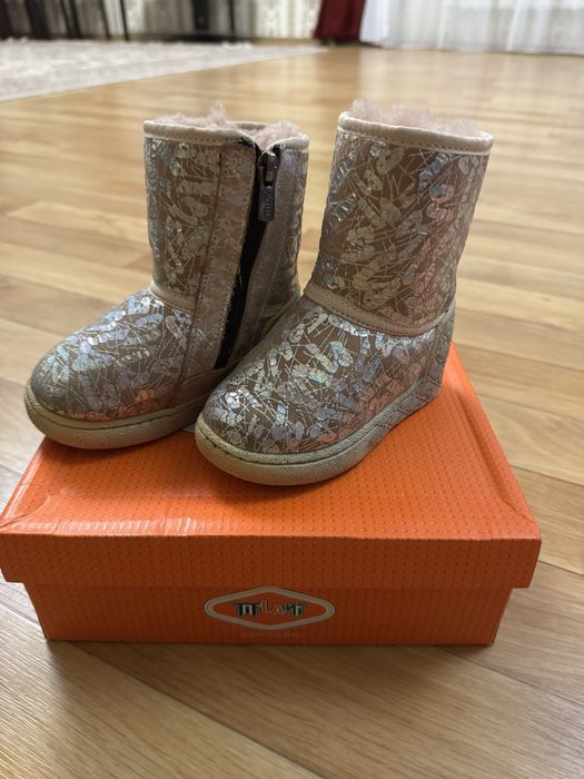 Продам зимние угги на девочку