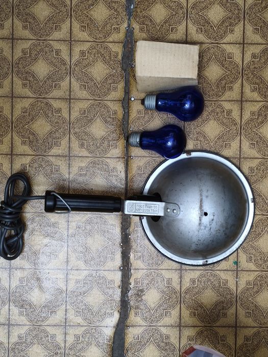 Синяя лампа в комплекте.