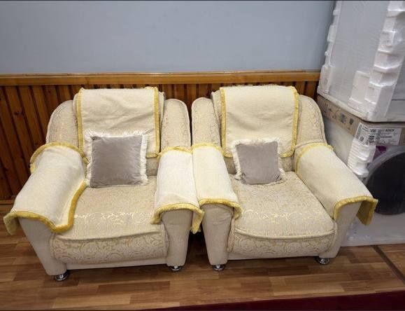 Divan sotiladi srochno