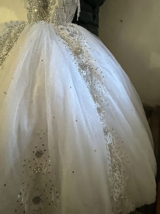 Vând rochie de mireasă nefolosită ,preț-2.000 negociabil