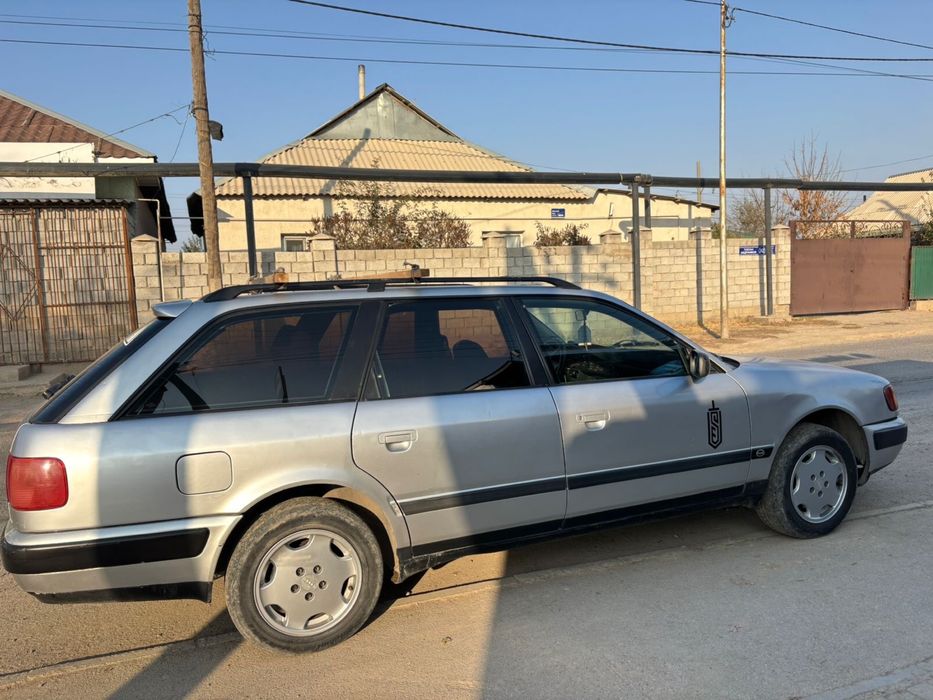 Ауди 100.