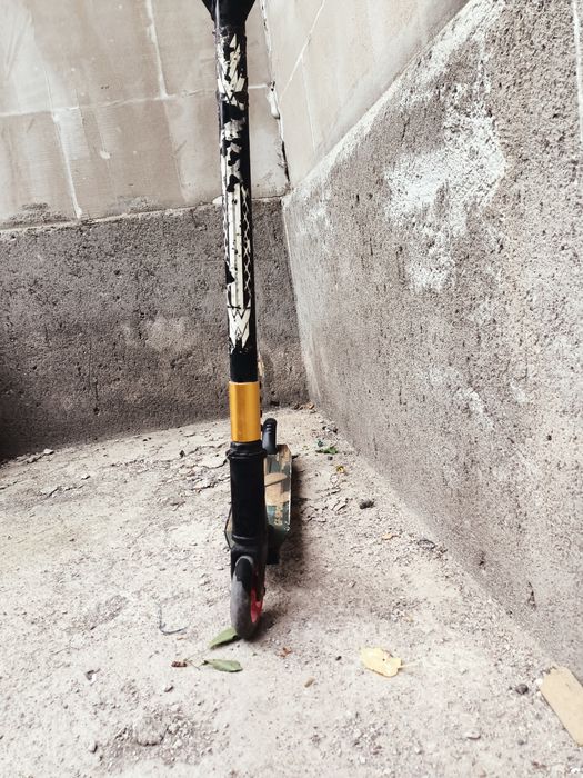 Продам самокат качественный только наклейки немного протерлись