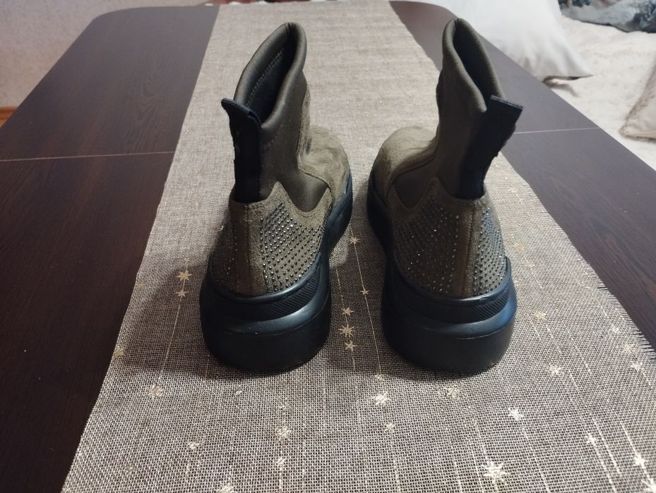 Дамски спортни боти