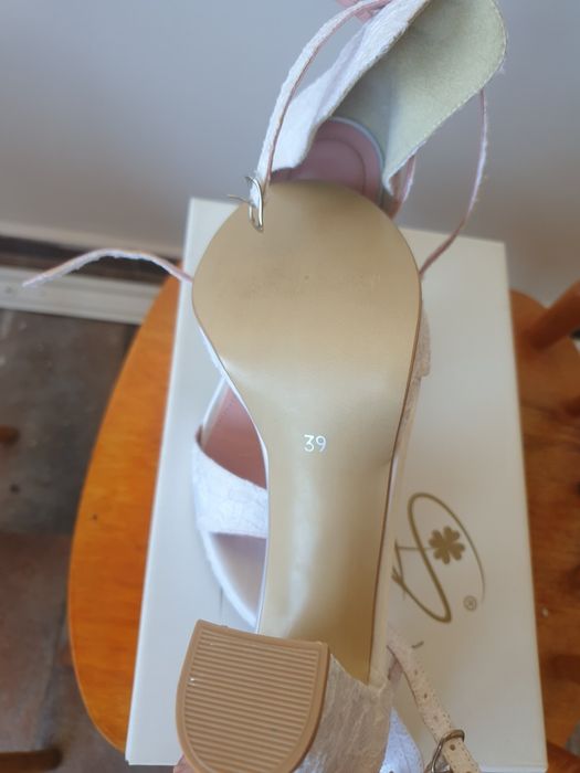 Сватбени обувки, Бели обувки