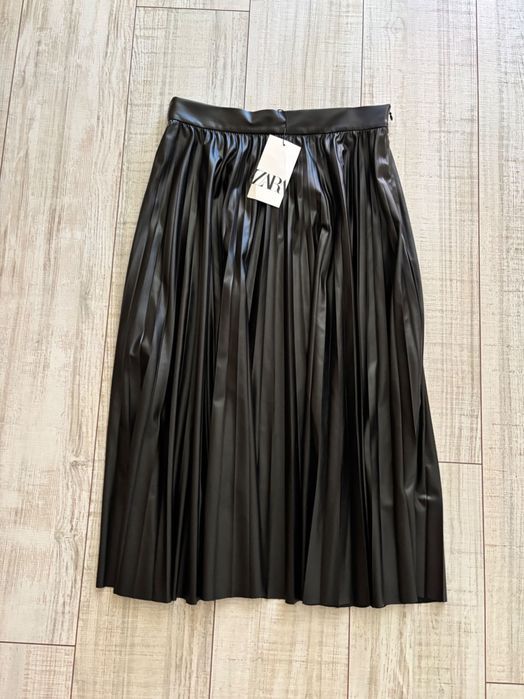 Красива черна пола солей ZARA сатен, кожа