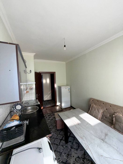 Чиланзарский район, рядом со станцией метро «Чиланзар».