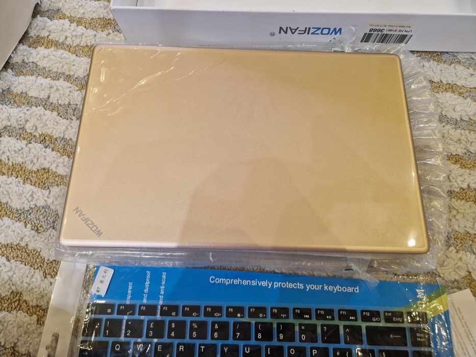 Laptop nou,în cutie