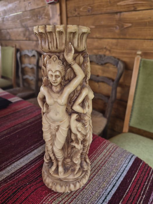 Vând Vază Asiatică sculptată