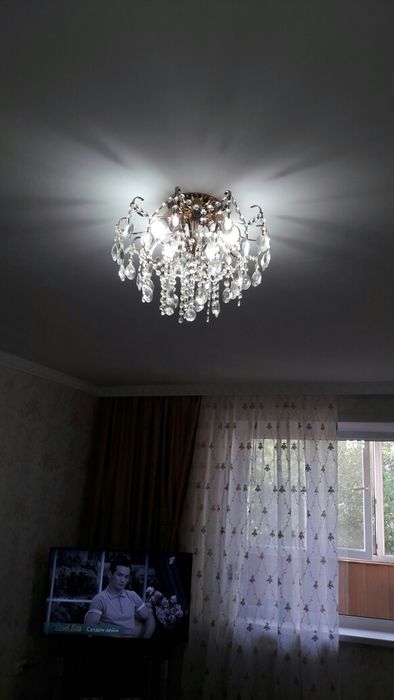 Продам хрустальную  люстру.