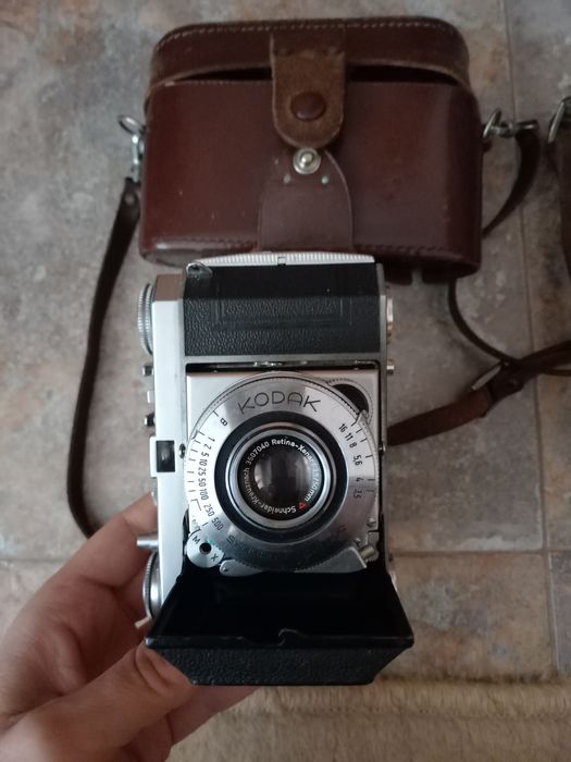 Три стари фотоапарата с мех