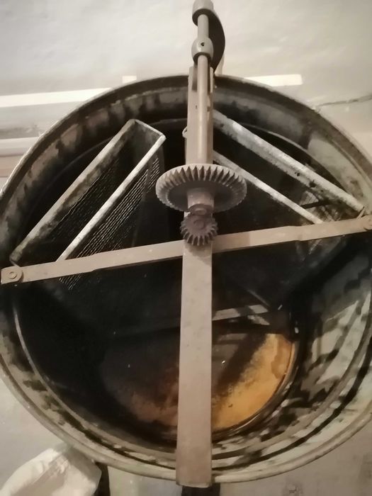Продам медогонку 2х рамочную