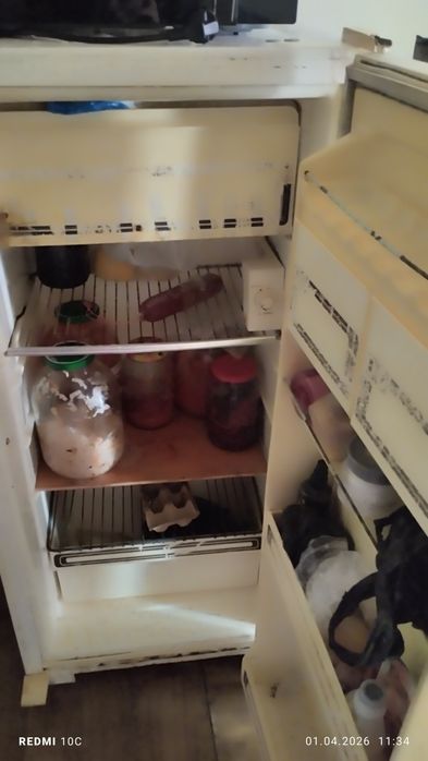 Продаю три холодильника два рабочих один почему то перестал работать,