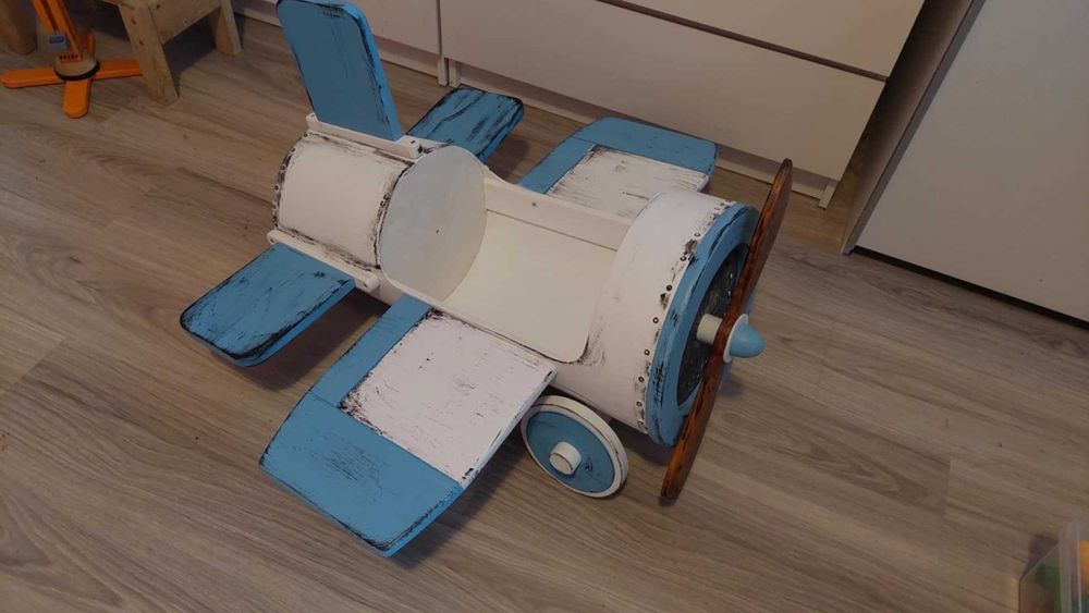 Avion din lemn recuzita foto si o scara mica