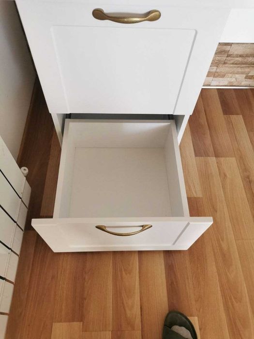 Бяло бюро с месингови дръжки — изработено по поръчка