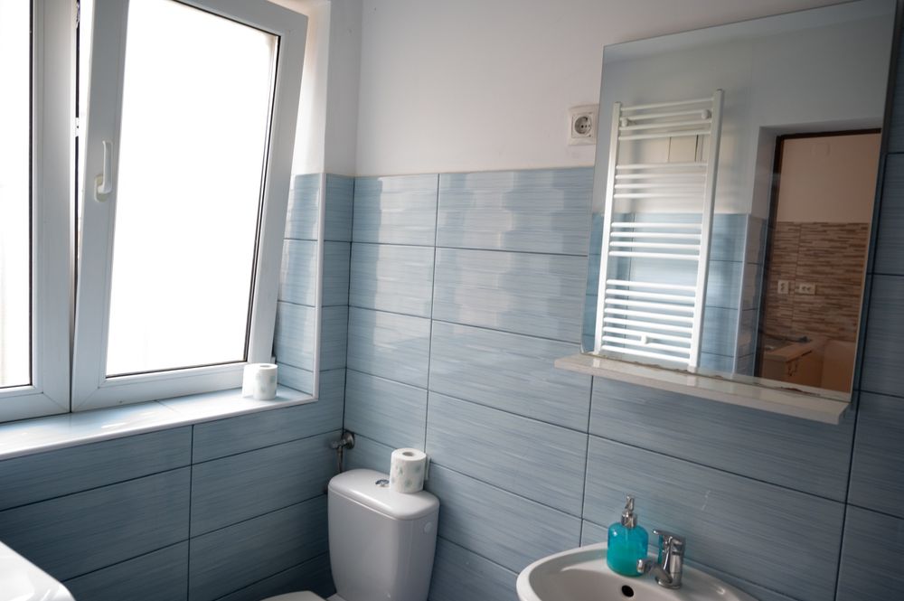 Închiriez apartament elegant, central, cu curte și intrare individuala