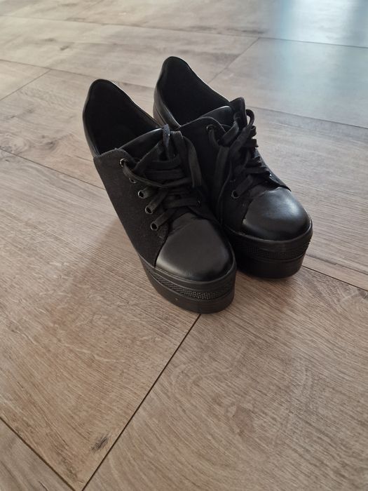 Vând pantofi cu platforma
