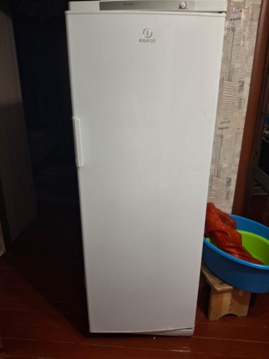 Морозильная камера б/у работает исправно.