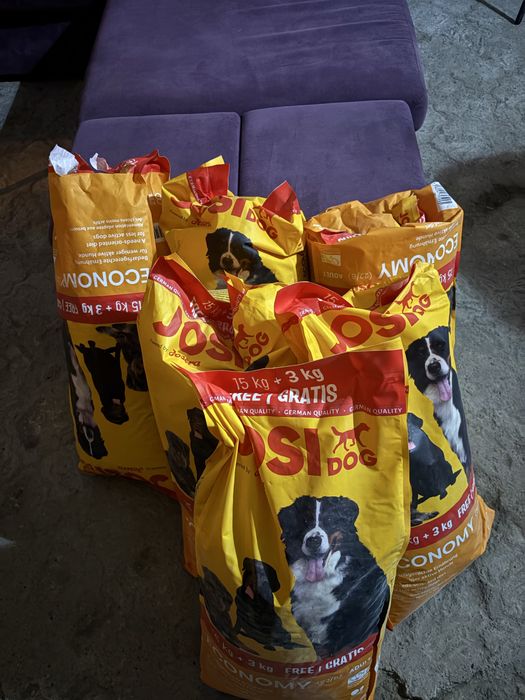 Vand 5 saci de mancare caine premium 70 lei sacul de 18 kg( au costat 170 sacul )