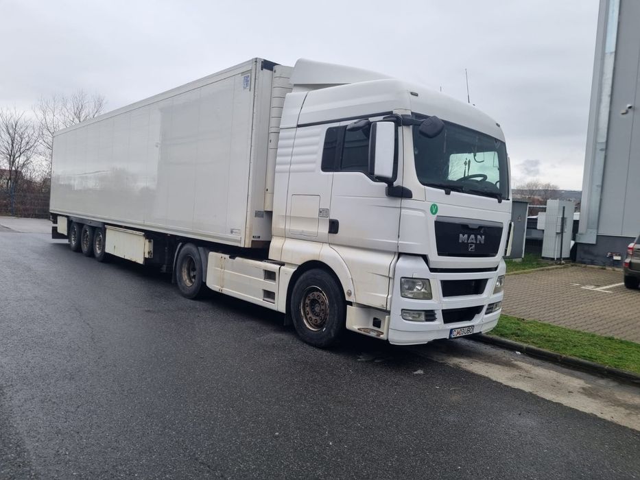 Se vinde 2 camioane si 2 semiremorci frigorifice