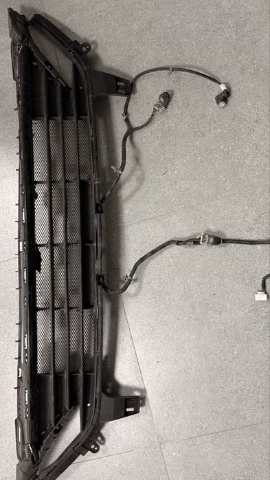 Нижняя Решетка радиатора с датчиками