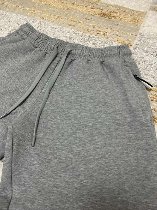 Серые спортивные брюки, Manifest