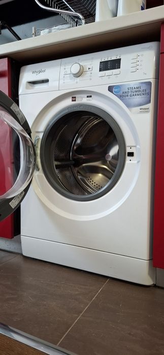 Продавам автоматична пералня Whirpool