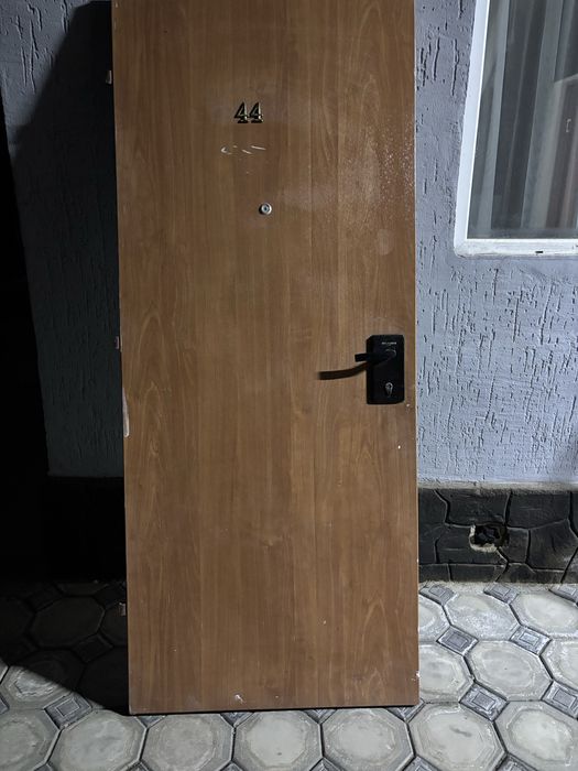 Дверь железный,современный,бу