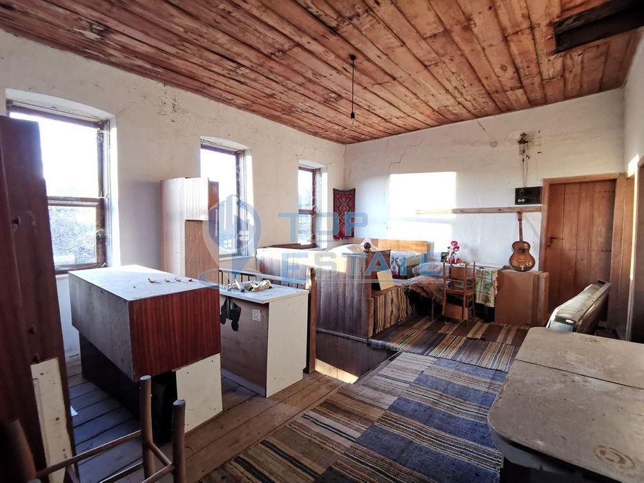 Двуетажна къща с шест стаи и вътрешна баня с тоалетна в село Беброво