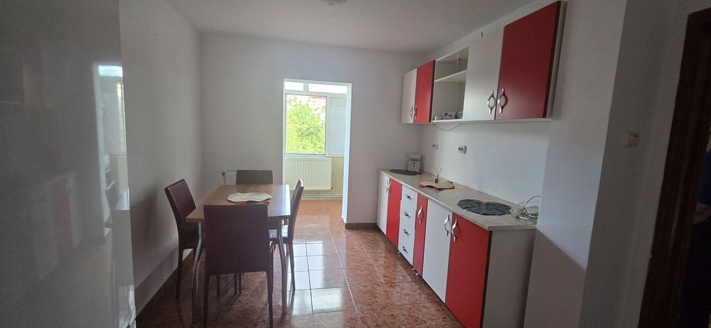 Închiriez apartament 3 camere decomandate, 75 mp – Zonă liniștită, aproape de școli și parc