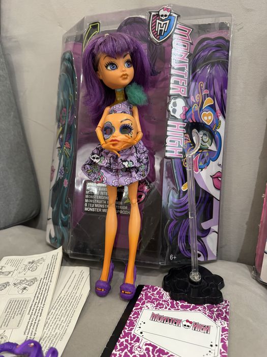 Монстряшки с коробками и аксессуарами