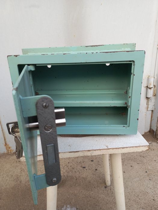 Продам сейф  для нужных вещей