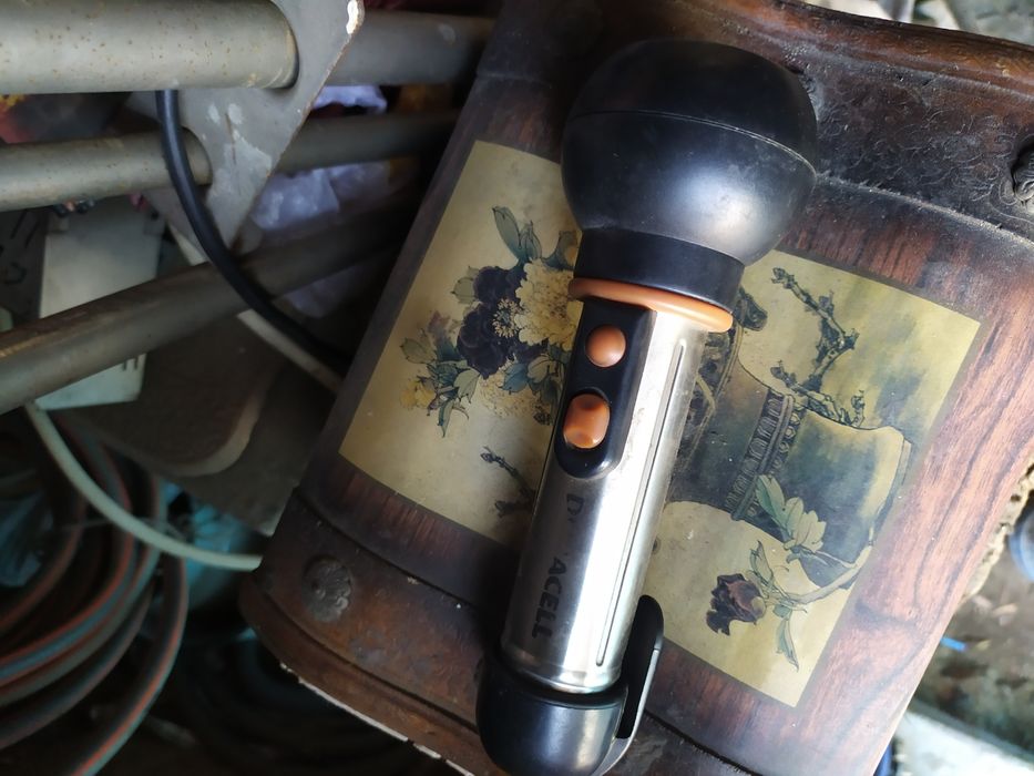 Продам фонарик без батареек.