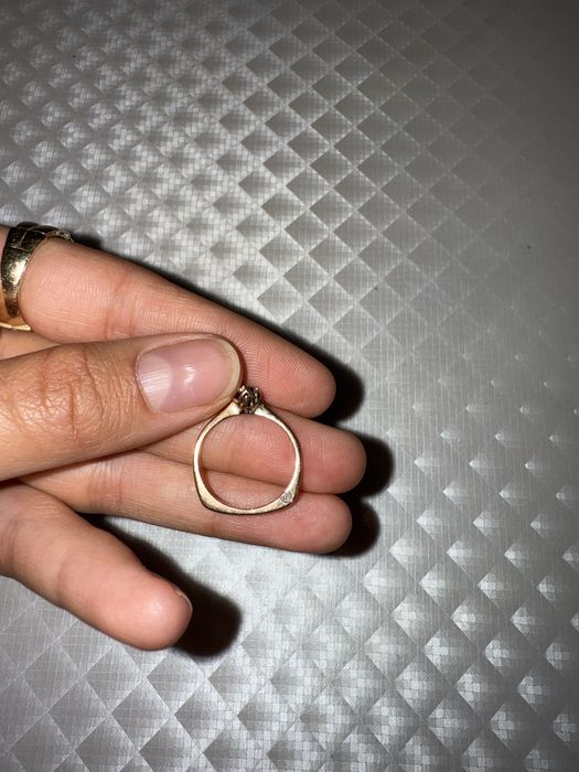 Продам золотое кольцо с бриллиантом