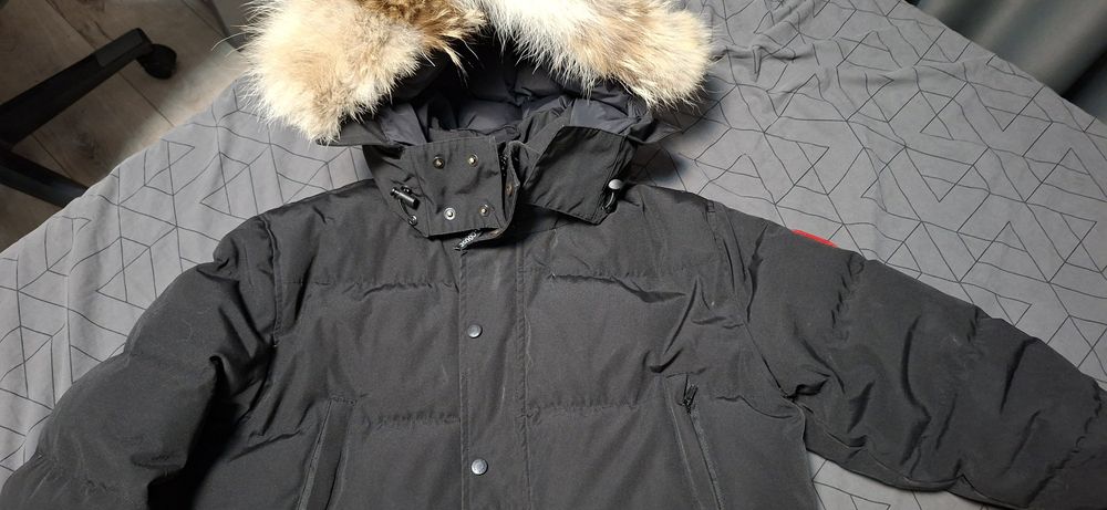 Продавам оригинално мъжко зимно яке Canada Goose