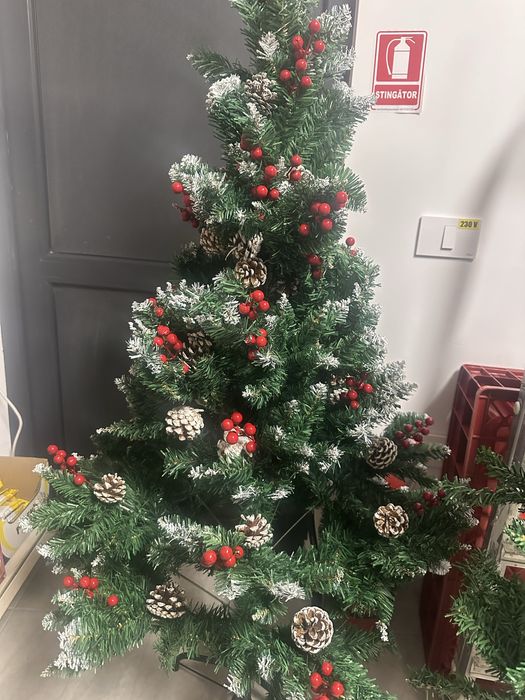 Brad artificial cu ramuri albe si decoratiuni