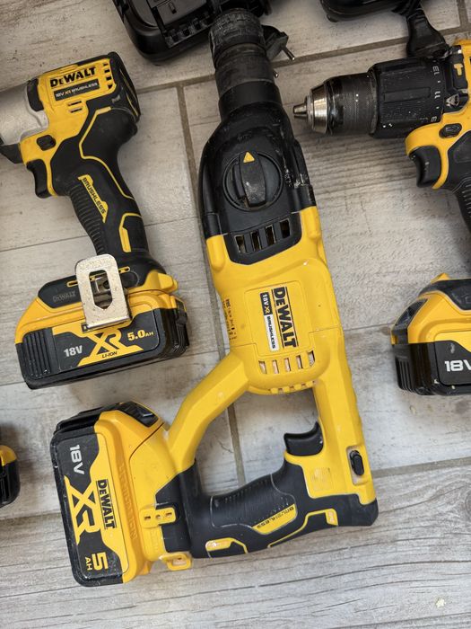 Ofer spre vânzare set dewalt originale.  Setul este Compus din: 2 filetante  1 flex  1 rotopercutanta  4 baterii de 5ah  2 incarcatoare
