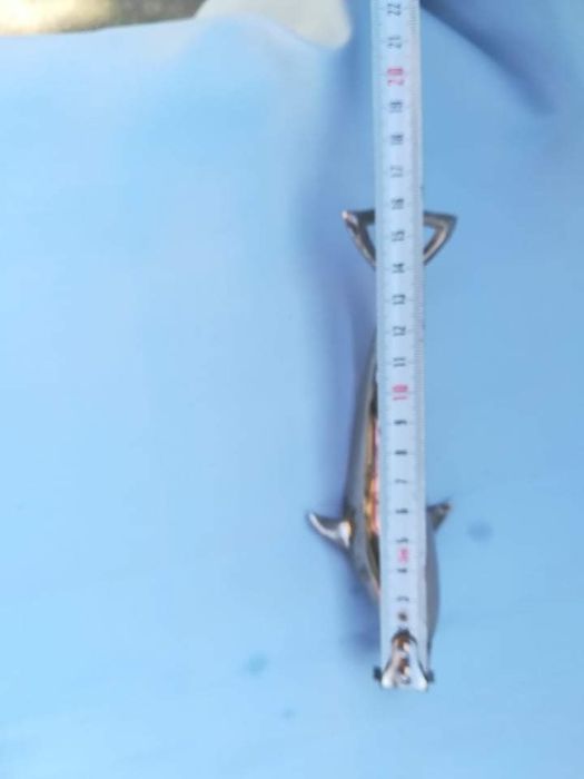 Посребрена отварачка делфин