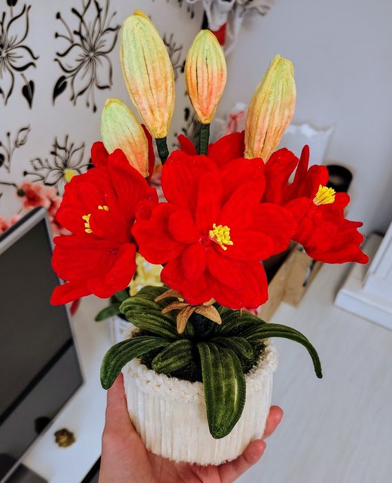 Ghiveci decorativ handmade din sârmă plușată