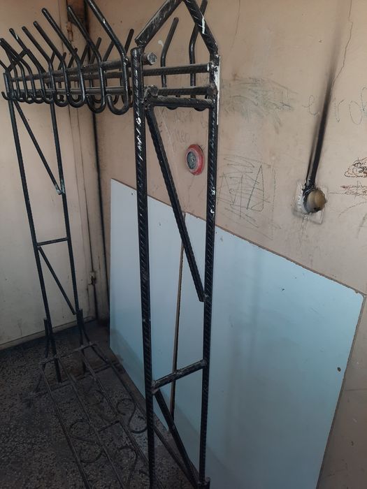 Ръчно изработена голяма желязна самостояща закачалка  за дрехи