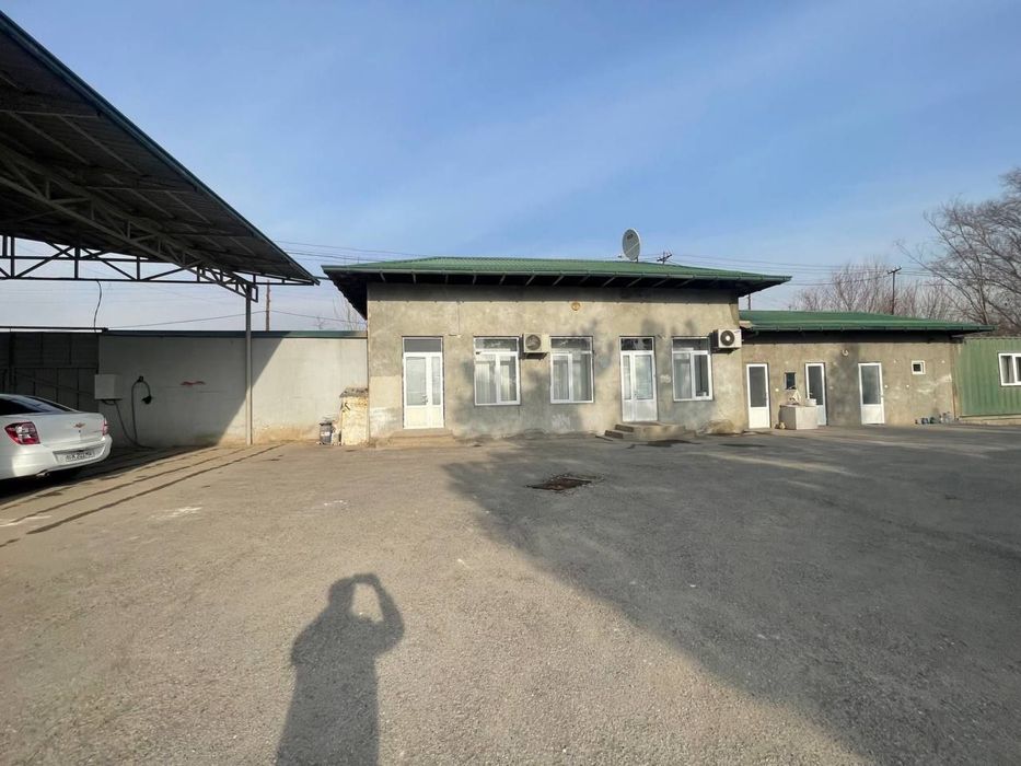 Noturar bino sotiladi