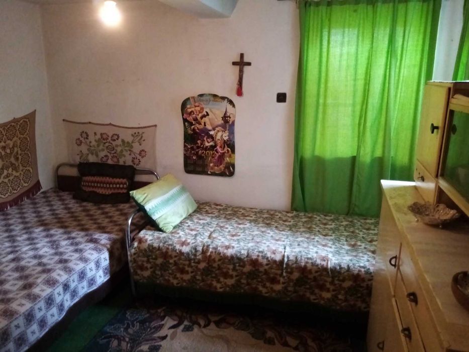 Двуетажна къща с двор