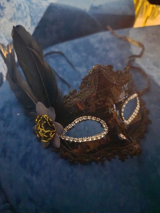 Женская карнавальная маска в черном цвете