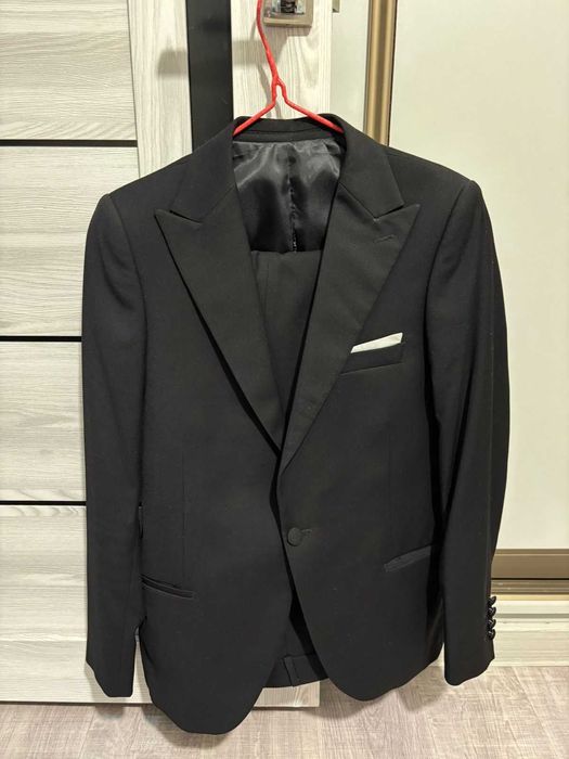 Продам костюмы разные