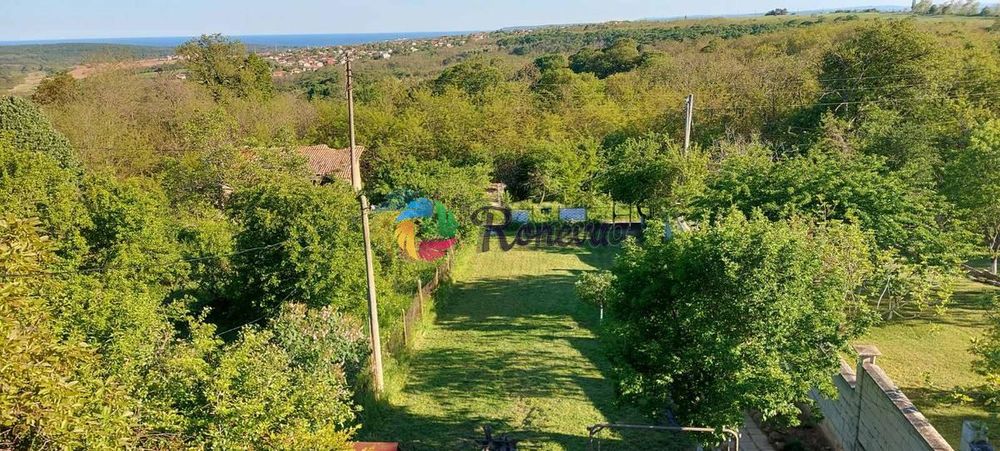 Триетажна къща в с. Близнаци