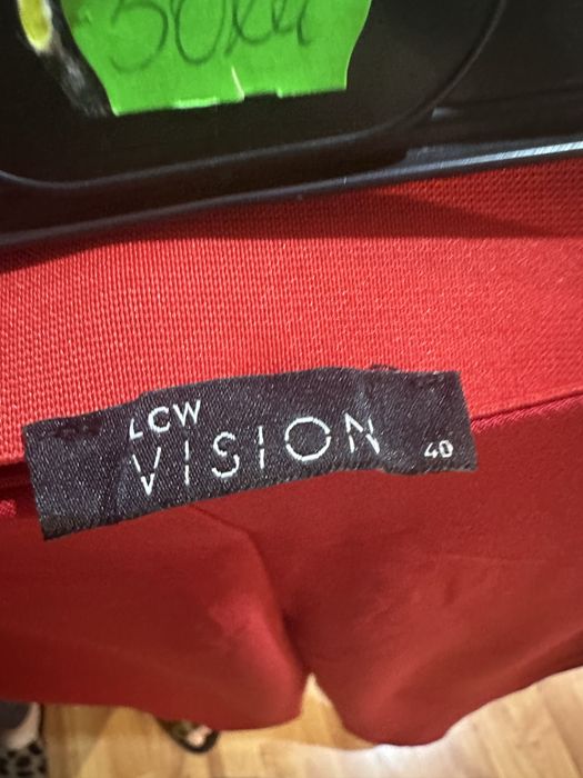 Pantaloni rosii cu fermoar